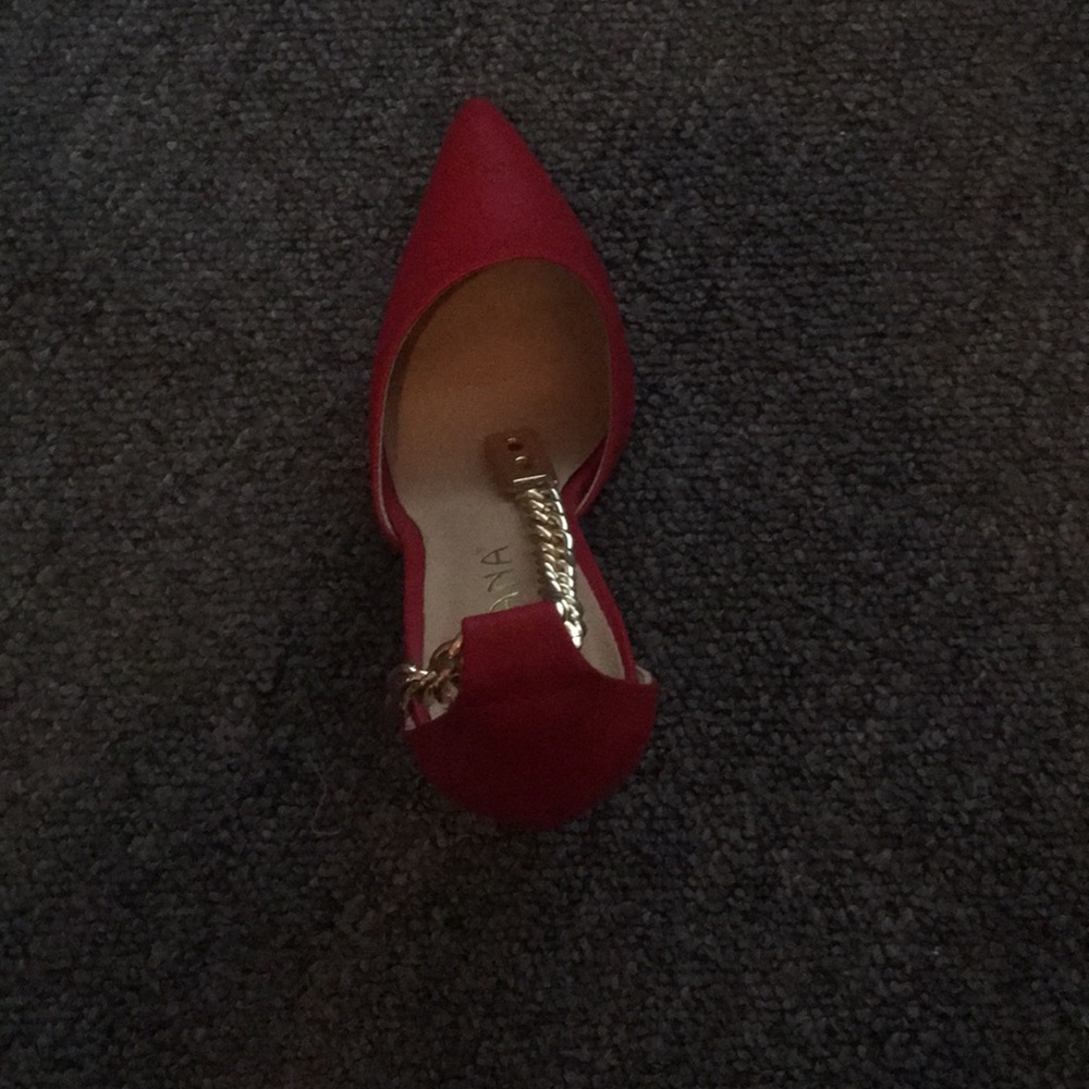 Red Pointed Gold Chain Heels - Picture 5 of 6